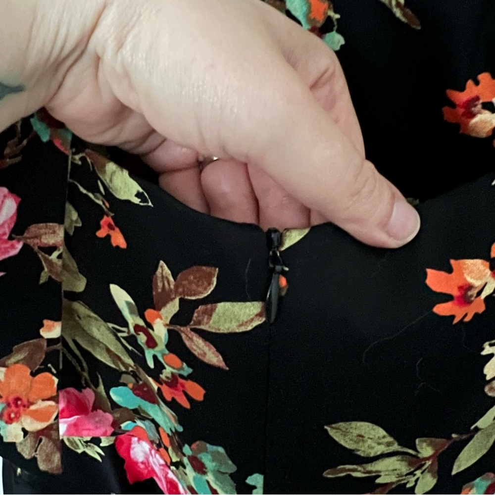 Eva rose dark floral fit and flare halter dress with pockets size small NWT - Picture 4 of 4